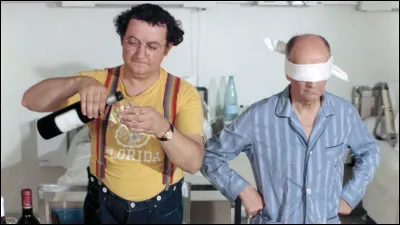 Dans quel film Coluche porte-t-il ces jolies bretelles colorées ?