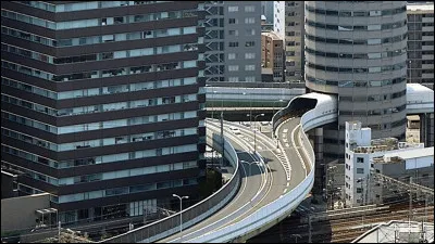 Dans quel pays se trouve la Gate Tower, ayant la particularité de faire passer une bretelle d'autoroute sur 3 de ses étages ?