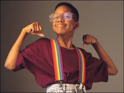 Dans quelle série retrouve-t-on Steve Urkel, personnage maladroit et envahissant dont la tenue classique est toujours composée de lunettes à cordon, de bretelles et d'un pantalon trop court ?