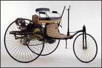 De quelle marque tait la premire voiture  avoir t cre en 1886 ?