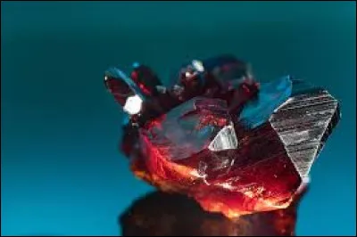 Mon premier signifie Dieu en Allemand, mon second supporte la quille d'un bateau en construction, mon troisième amincit un bassin, Barbara chanta mon tout !