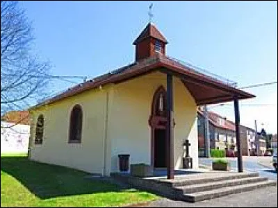 Voici la chapelle de la Vierge, à Seingbouse. Commune lorraine, traversé par la Nied Allemande, elle se situe dans le département ...