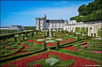 À une quinzaine de kilomètres de Tours se trouve ce château connu du monde entier pour ses magnifiques jardins à la française. Quel est ce château ?