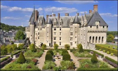 Une page de l'histoire bretonne s'est déroulée dans ce château de la Loire. Anne de Bretagne et Charles VIII s'y sont mariés. Quel est ce château du XVe siècle ?