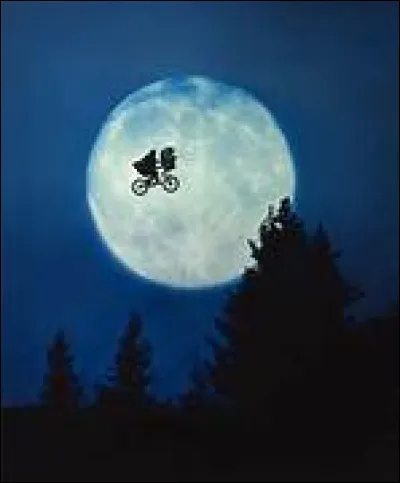 "...téléphone maison..."
Il n'est pas d'ici et aimerait bien rentrer chez lui...