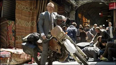 Dans quel film de la série 007 peut-on admirer cette séquence d'action en moto ?