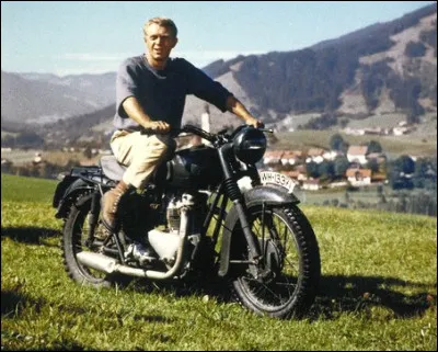 Comment parler de moto au cinéma sans évoquer le film de 1963 "La Grande Évasion" avec un Steve McQueen au guidon. Quelle est la marque de la moto qui lui permet de s'échapper du camp ?