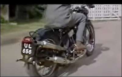 Quel est ce film dont la séquence d'ouverture démarre par une promenade en moto anglaise ?