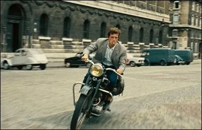 Dans quel film le jeune Belmondo fait-il une poursuite en moto pour retrouver sa petite amie ?