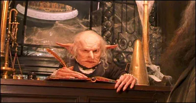 Les reliques de la mort Partie 2 - sous cape d'invisibilite et sous déguisement, le trio et le gobelin Gripsec sont à Gringotts afin de se saisir d' un horcruxe dans le coffre de Bellatrix Lestrange mais le banquier est sceptique