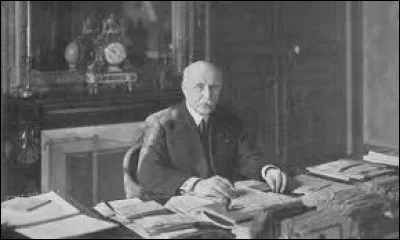 Toujours pour répondre au maréchal Pétain, "Oui, la France se relèvera. Elle se relèvera dans (). Elle se relèvera dans la victoire."