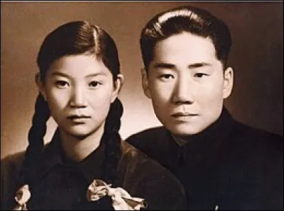Le fils aîné de Mao Zedong et de Yang Kaihui est tué le 25 novembre 1950 au cours dune attaque aérienne durant...