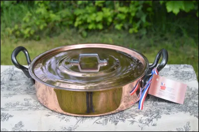 En cuisine, un rondeau est un ustensile de cuisson rond à parois verticales peu hautes.