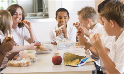Toi et ton amie, vous arrivez à la cantine ; votre groupe damis est déjà assis mais il ne reste quune place. Que fais-tu ?
