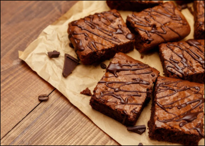 Dans le frigo, il ne reste qu'une part du brownie mais tu sais que ton frère en veut. Que fais-tu ?