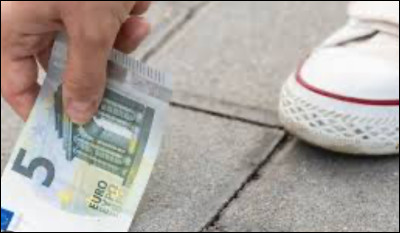 Tu marches dehors et une personne fait tomber cinq euros de sa poche. Que fais-tu ?