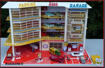 Nous avons joué des heures à faire rouler les petites voitures dans ces garages, stations-service ! Mais quelle était leur marque ?