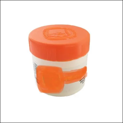 Cette colle blanche présentée dans un petit pot avec une spatule intégrée dans le couvercle sentait si bon l’amande, c’était la colle…