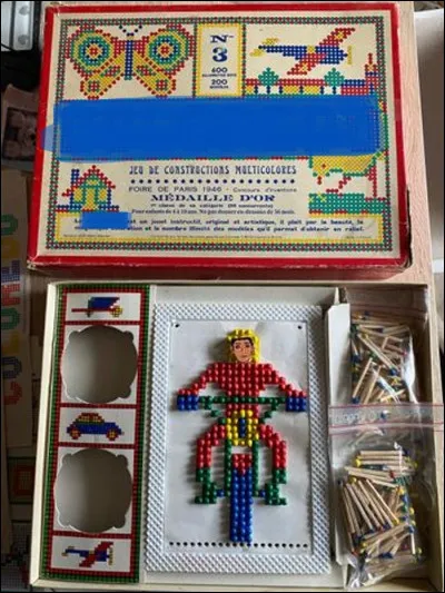 Quel jeu nous permettait de créer de jolies mosaïques grâce à des allumettes de couleur qu’il fallait emboîter dans les alvéoles d’une grille sur un dessin choisi ?