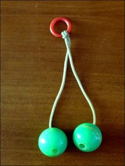 Ce jouet, qui fut très éphémère, faisait beaucoup de bruit lorsqu'on amenait les boules à rebondir l'une contre l'autre.