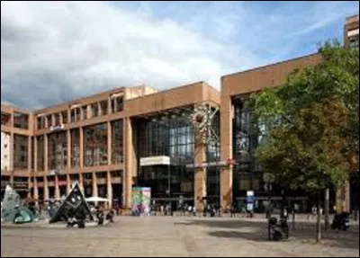 Dans quelle ville se situe la gare ''Part-Dieu'' ?