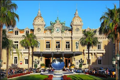 Quel est le bâtiment le plus célèbre de Monte-Carlo, quartier très connu de Monaco, parmi ceux proposés ?