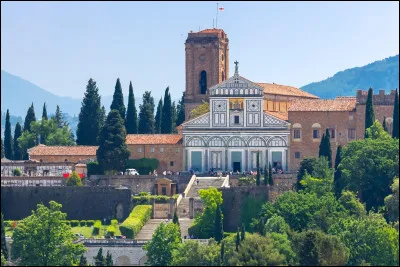 San Miniato al Monte est situé sur la piazzale Michelangelo, ce qui constitue un indice sur sa localisation. Quelle est la ville de cet édifice ?