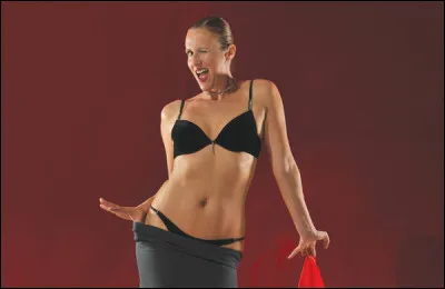 Cette Britannique s'appelle Ursula Martinez, elle a participé à Juste pour Rire à Montréal en 2006, en temps que prestidigitatrice, les spectateurs ne sont pas près de l'oublier !