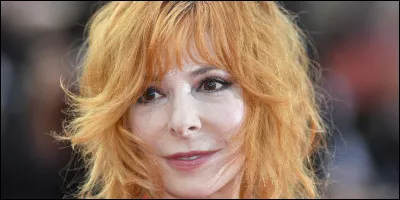 Si vous reconnaissez cette chanteuse, peut-être pourrez-vous trouver le nom d'une chanson où elle apparaît ... très déshabillée !