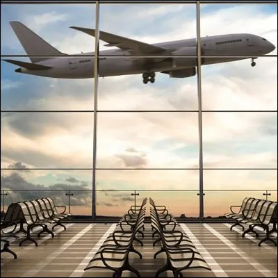 Quel moyen de déplacement, présent dans les couloirs daéroport, est apparu pour la première fois lors de lExposition universelle de 1893 à Chicago ?