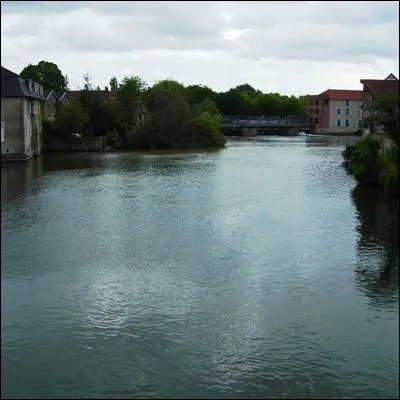Sur quel plateau du seuil morvano-vosgien lAube prend-il sa source ?