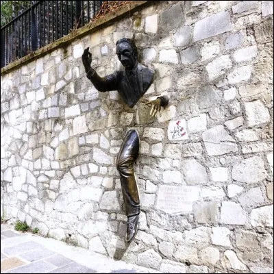 Quel écrivain est lauteur de la nouvelle "Le Passe-muraille", qui décore la place qui porte son nom à Paris ?