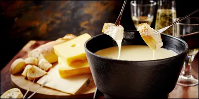 Quels fromages sont utilisés dans la fondue savoyarde ?