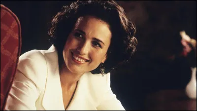 Comment le personnage de Charles (Hugh Grant dans Quatre mariages et un enterrement) explique-t-il à Carrie le choix du mot "lune" dans l'expression "Lune de miel" ?