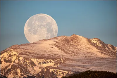 C'est un gars de Puteaux qui visse des boulons toute la journée, chante Yves Montand, mais qui s'en fout car sa joie est d'aller dès qu'il a une heure de liberté. ...