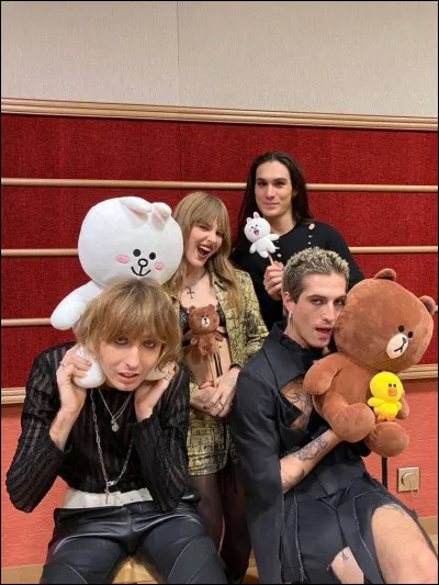 La prochaine, c'est "Bla Bla Bla". Peux-tu retrouver les deux premiers vers de la chanson ?