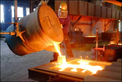 Quel est ce contenant, un pot en matière réfractaire ou en métal servant à la fusion ou à la calcination ?