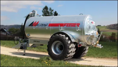 Quel est ce contenant, un réservoir cylindrique monté sur un châssis de remorque pour transporter de l'eau, du purin ou du lisier ?