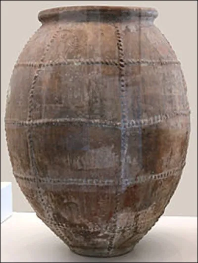 Quel est ce contenant, un grand récipent en terre cuite utilisé pour le stockage des denrées ?