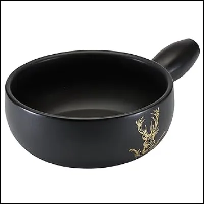 Quel est ce contenant, un récipient en fonte ou en terre cuite avec un manche dans lequel on prépare la fondue ?