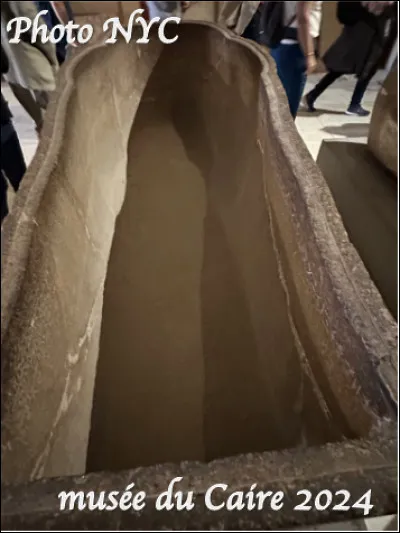 Quel est ce contenant, une cuve destinée à recueillir un cadavre ou un cercueil ?