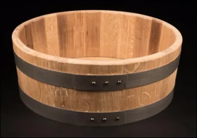 Quel est ce contenant, un récipient en bois plus large que haut à usage artisanal ou domestique ?