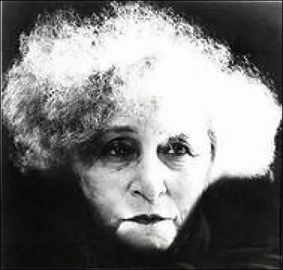 Que criait la mère de Colette lorsqu'elle cherchait ses enfants, cachés dans le jardin ?