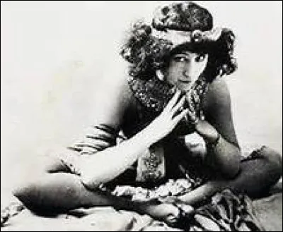 Lorsque Colette joue avec ses amis et qu'ils choisissent tous un rôle de villageois, qui décide-t-elle d'interpréter ?