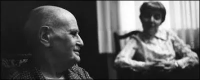 Où Albert a-t-il fait attendre sa mère pendant des heures ?