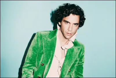 Mika est prêt à tout, à être un ciel violet, à être mauve, vert, gentil, méchant.... faute de comprendre pourquoi on ne l'aime pas....