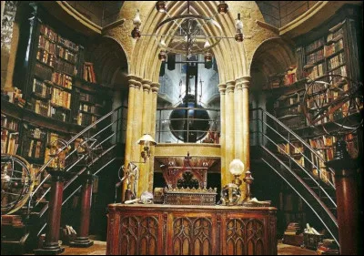 Lorsque Harry entre dans le bureau du directeur à Poudlard après avoir vaincu Voldemort, quel ancien directeur exprime sa joie en brandissant son cornet acoustique  ?