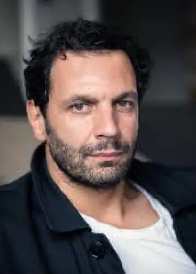 Dans quelle série télévisée, l'acteur Mehdi Nebbou joue-t-il le rôle de Karadec ?