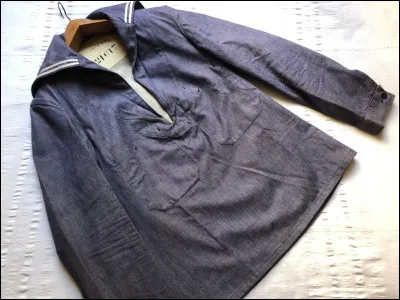 Comment se nomme ce vêtement de travail porté au-dessus des vêtements par les travailleurs et les écoliers ?