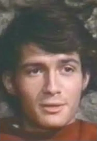 Sur ses terres, cet homme déjà âgé est le patriarche, et il ne fait pas bon lui tenir tête !